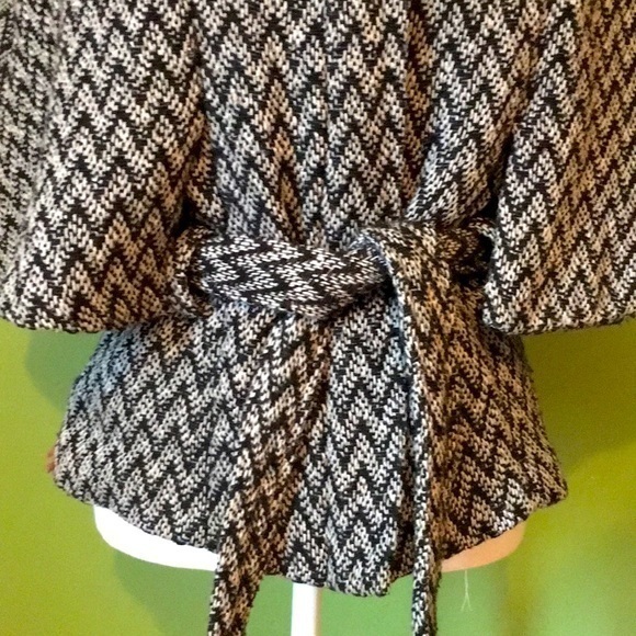 BB DAKOTA black and white jacket with cape - Picture 3 of 11